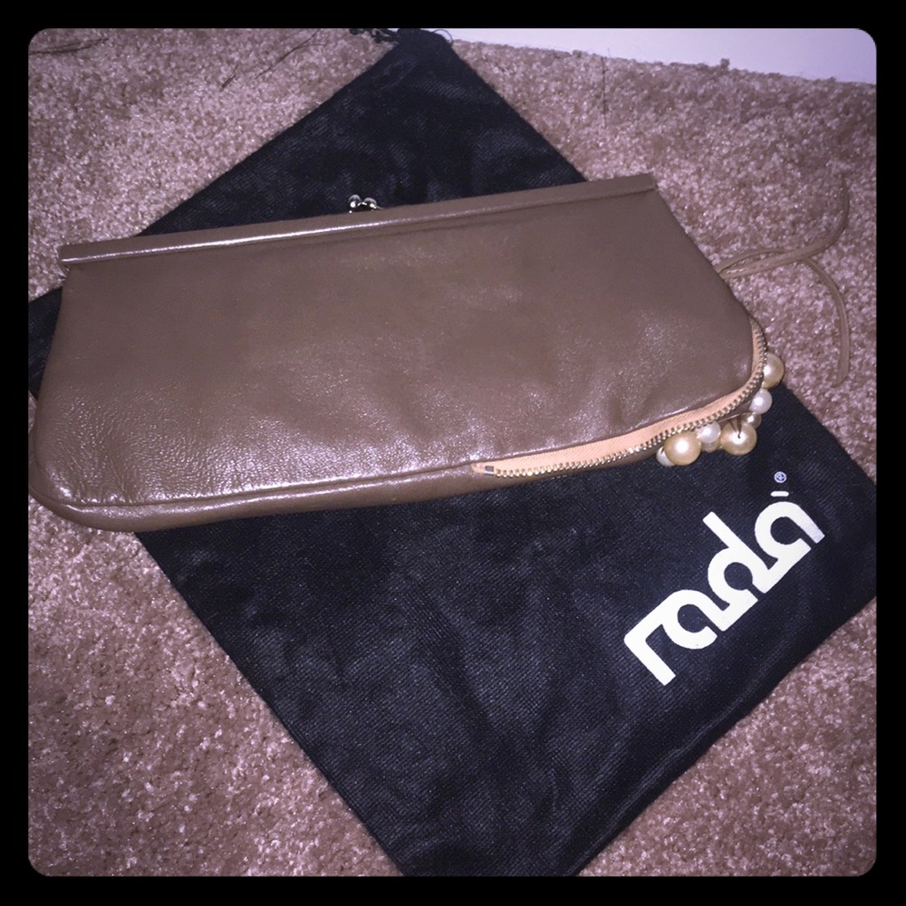 RADA borse Tan Clutch w/Corner Zipper&pearlDetail!
